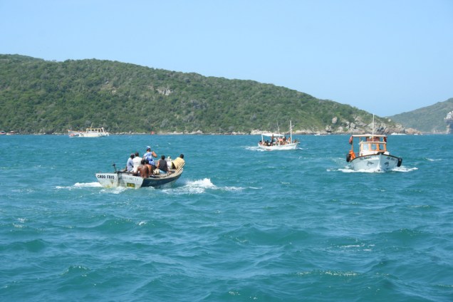 No verão, centenas de vans trazem visitantes das vizinhas Búzios e Cabo Frio em busca do passeio de barco e o mergulho, clássicos de Arraial