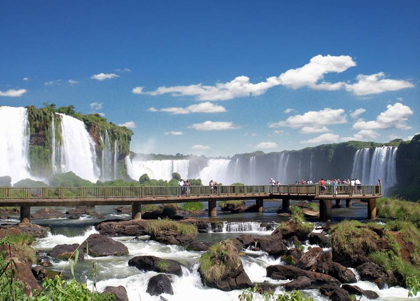 Vista do Salto Floriano, à esquerda, e da Garganta do Diabo, ao fundo. Passarelas nas cataratas de Foz do Iguaçu permitem aproveitar a paisagem bem de perto. Em 2014, o destino foi eleito <a href="http://viajeaqui.abril.com.br/materias/saiba-quem-sao-os-vencedores-do-premio-o-melhor-de-viagem-e-turismo#3" rel="Melhor Destino de Ecoturismo pelo prêmio O Melhor de Viagem e Turismo" target="_blank">Melhor Destino de Ecoturismo pelo prêmio O Melhor de Viagem e Turismo</a>