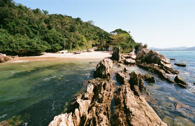 A paisagem da <a href="https://viajeaqui.abril.com.br/cidades/br-sc-bombinhas" rel="Praia de Bombinhas"><strong>Praia de Bombinhas</strong></a>, em <a href="https://viajeaqui.abril.com.br/estados/br-santa-catarina" rel="Santa Catarina">Santa Catarina</a>, concorrente a Melhor Praia no Prêmio O Melhor de Viagem e Turismo 2012/2013 A paisagem da <a href="https://viajeaqui.abril.com.br/cidades/br-sc-bombinhas" rel="Praia de Bombinhas"><strong>Praia de Bombinhas</strong></a>, em <a href="https://viajeaqui.abril.com.br/estados/br-santa-catarina" rel="Santa Catarina">Santa Catarina</a>, concorrente a Melhor Praia no Prêmio O Melhor de Viagem e Turismo 2012/2013