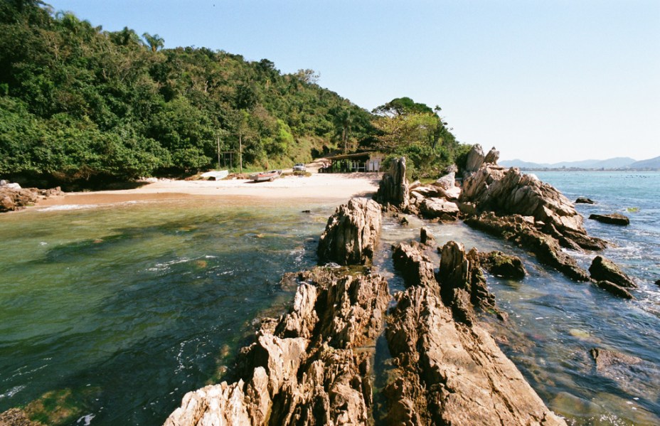A paisagem da <a href="https://viajeaqui.abril.com.br/cidades/br-sc-bombinhas" rel="Praia de Bombinhas"><strong>Praia de Bombinhas</strong></a>, em <a href="https://viajeaqui.abril.com.br/estados/br-santa-catarina" rel="Santa Catarina">Santa Catarina</a>, concorrente a Melhor Praia no Prêmio O Melhor de Viagem e Turismo 2012/2013