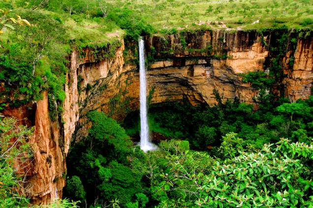 Cartão-postal do Mato Grosso, a Cachoeira Véu de Noiva desce por um paredão de arenito e forma um enorme poço