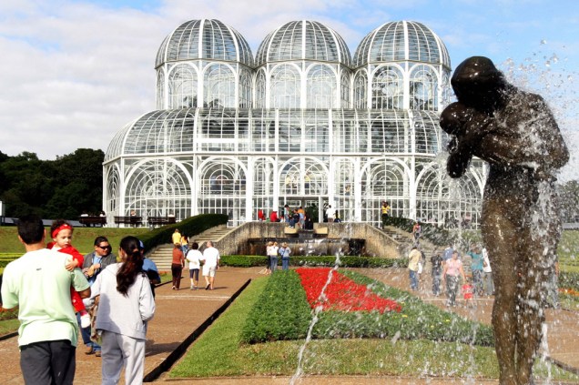 A grande estufa do Jardim Botânico de Curitiba foi inspirada em um palácio de cristal londrino e abriga mais de 50 espécies de plantas da Mata Atlântica