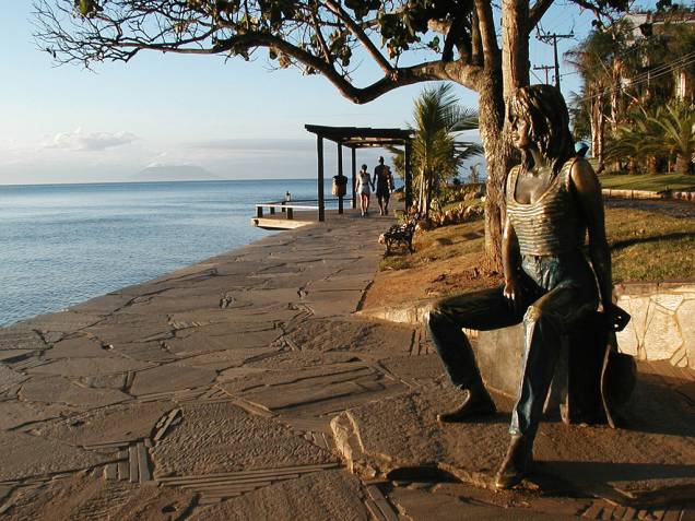 Estátua de Brigitte Bardot, na Orla Bardot, região dos Lagos, em <a href="https://viajeaqui.abril.com.br/cidades/br-rj-buzios" rel="Búzios (RJ)" target="_blank">Búzios (RJ)</a>. A atriz francesa foi responsável por popularizar Búzios no exterior depois de passar quatro meses no local, em 1964 Estátua de Brigitte Bardot, na Orla Bardot, região dos Lagos, em <a href="https://viajeaqui.abril.com.br/cidades/br-rj-buzios" rel="Búzios (RJ)" target="_blank">Búzios (RJ)</a>. A atriz francesa foi responsável por popularizar Búzios no exterior depois de passar quatro meses no local, em 1964