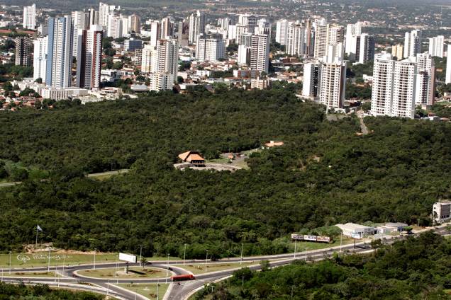 Em Cuiabá, pode-se fazer um passeio de helicóptero e sobrevoar a Chapada dos Guimarães e parte do Pantanal Em Cuiabá, pode-se fazer um passeio de helicóptero e sobrevoar a Chapada dos Guimarães e parte do Pantanal