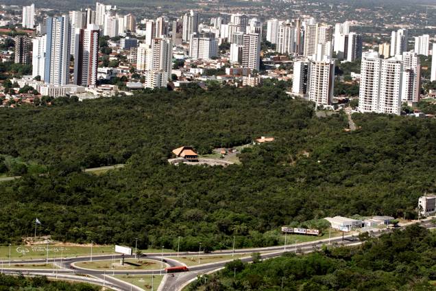 Em Cuiabá, pode-se fazer um passeio de helicóptero e sobrevoar a Chapada dos Guimarães e parte do Pantanal