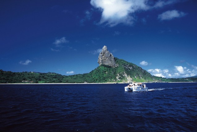 Passeio de catamarã pelo<strong> Morro do Pico</strong>, no pé da Praia da Conceição, e Praia do Boldró, de piscinas naturais