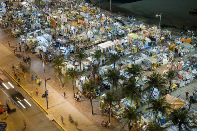 Rendas, artesanato, castanhas e cachaças são alguns dos itens à venda na Feira Noturna, suas mais de 600 barracas cobrem o calçadão da Avenida Beira-Mar, na Praia do Meireles