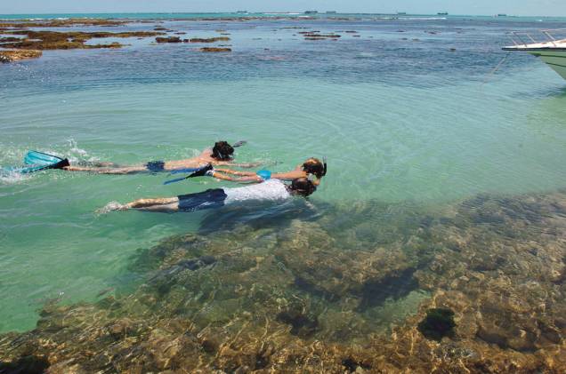 A principal atração da Praia de Pajuçara está a dois quilômetros da areia: as piscinas naturais, onde turistas chegam a bordo de jangadas