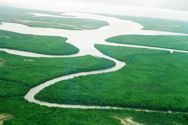 Uma das opções de passeio na segunda maior cidade do Piauí é o de barco pelos igarapés do Rio Parnaíba Uma das opções de passeio na segunda maior cidade do Piauí é o de barco pelos igarapés do Rio Parnaíba