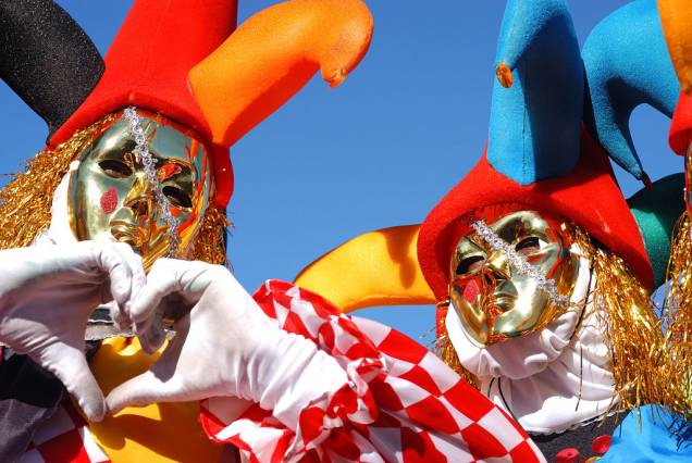 Fantasias e máscaras eram inspiradas nos trajes venezianos dos séculos 17 e 18, nos personagens do teatro popular italiano e francês commedia dell’arte, em que figuram arlequins (trajados como bobos-da-corte, com vestes de retalhos em losangos), pierrôs (caracterizados como palhaços tristes) e colombinas (vestidas de servas ou empregadas, desejadas pelos pierrôs e apaixonadas pelos arlequins) Fantasias e máscaras eram inspiradas nos trajes venezianos dos séculos 17 e 18, nos personagens do teatro popular italiano e francês commedia dell’arte, em que figuram arlequins (trajados como bobos-da-corte, com vestes de retalhos em losangos), pierrôs (caracterizados como palhaços tristes) e colombinas (vestidas de servas ou empregadas, desejadas pelos pierrôs e apaixonadas pelos arlequins)