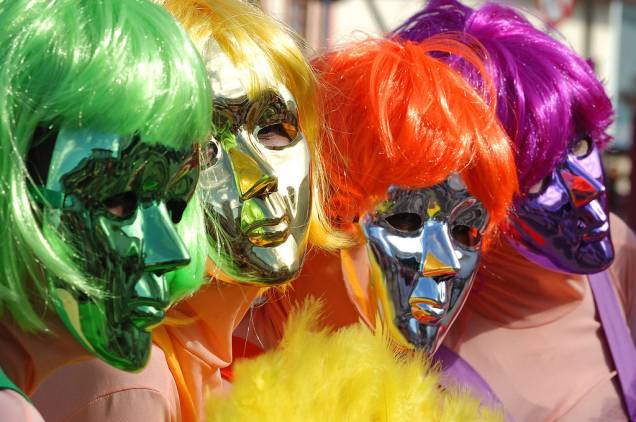 Maragojipe ainda conserva a tradição dos mascarados e da forma artesanal de se produzir fantasias. Mas está cada vez mais escasso o costume de se fabricar máscaras com papel maché, devido ao fácil acesso às industrializadas de látex ou plástico Maragojipe ainda conserva a tradição dos mascarados e da forma artesanal de se produzir fantasias. Mas está cada vez mais escasso o costume de se fabricar máscaras com papel maché, devido ao fácil acesso às industrializadas de látex ou plástico