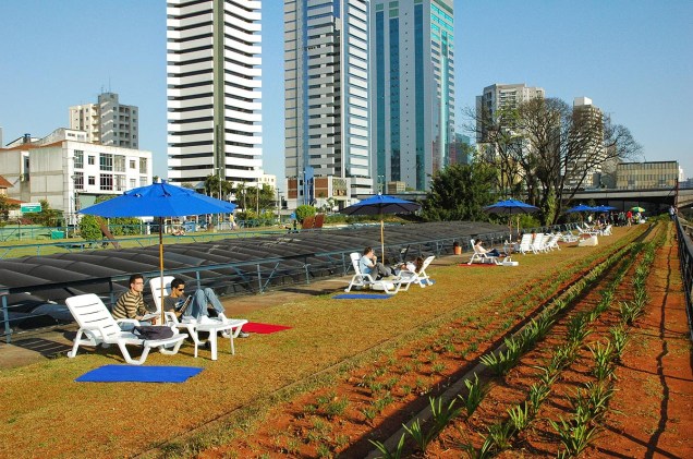 Pessoas tomam sol no jardim do telhado do Centro Cultural São Paulo