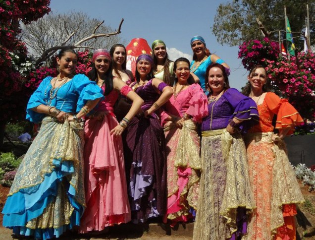 Grupo de dança árabe se apresenta na Festa de Flores e Morangos de Atibaia, em São Paulo