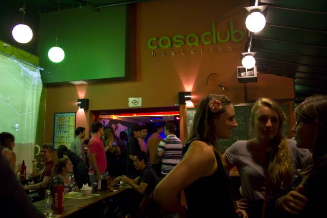 <a href="https://viajeaqui.abril.com.br/estabelecimentos/br-sp-sao-paulo-hospedagem-casa-club-hostel-bar" rel="Casa Clube Hostel" target="_blank"><strong>Casa Clube Hostel Bar</strong></a> Diárias: a partir de R$ 35 Também localizado na Vila Madalena, o Casa Clube Hostel oferece café da manhã (até às 11h), Wi-Fi, Internet, toalha, roupas de cama e mapas da cidade. Além disto, há shows ao vivo de quarta-feira a domingo, TV a cabo, DVD, armários, sebo de livros, cozinha e acesso VIP a alguns bares e casas noturnas. Foi planejado para acomodar até 36 pessoas. <strong>Onde: </strong>R. Mourato Coelho, 973 (V. Madalena); <strong>tel: </strong>(11) 3798-0051 (<a href="https://casaclub.com.br" rel="casaclub.com.br" target="_blank">casaclub.com.br</a>) <a href="https://viajeaqui.abril.com.br/estabelecimentos/br-sp-sao-paulo-hospedagem-casa-club-hostel-bar" rel="Casa Clube Hostel" target="_blank"><strong>Casa Clube Hostel Bar</strong></a> Diárias: a partir de R$ 35 Também localizado na Vila Madalena, o Casa Clube Hostel oferece café da manhã (até às 11h), Wi-Fi, Internet, toalha, roupas de cama e mapas da cidade. Além disto, há shows ao vivo de quarta-feira a domingo, TV a cabo, DVD, armários, sebo de livros, cozinha e acesso VIP a alguns bares e casas noturnas. Foi planejado para acomodar até 36 pessoas. <strong>Onde: </strong>R. Mourato Coelho, 973 (V. Madalena); <strong>tel: </strong>(11) 3798-0051 (<a href="https://casaclub.com.br" rel="casaclub.com.br" target="_blank">casaclub.com.br</a>)