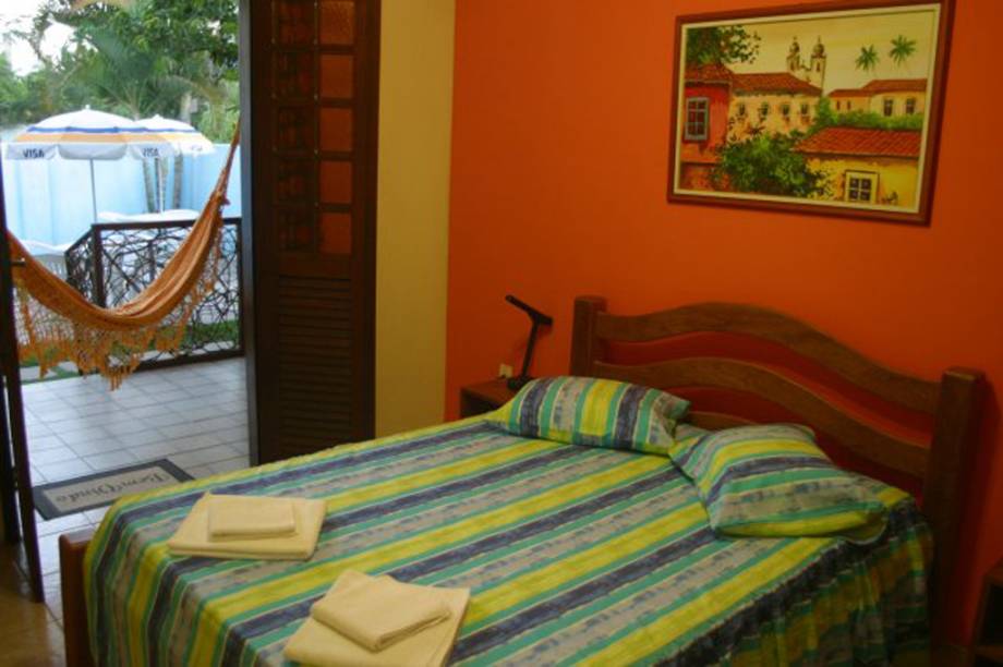 Apartamento da <a href="https://viajeaqui.abril.com.br/estabelecimentos/br-pe-porto-de-galinhas-hospedagem-pousada-aldeia-dos-anjos" rel="Pousada Aldeia dos Anjos"><strong>Pousada Aldeia dos Anjos</strong></a>, em <a href="https://viajeaqui.abril.com.br/cidades/br-pe-porto-de-galinhas" rel="Porto de Galinhas">Porto de Galinhas</a>, com varanda, TV, frigobar e ar-condicionado