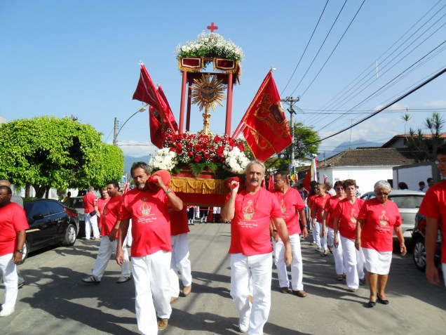 Homens carregam a imagem que representa o Espírito Santo, durante a Festa do Divino em Paraty, Rio de Janeiro
