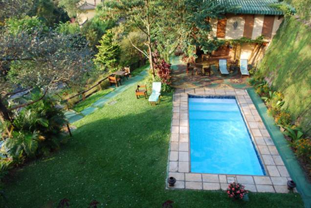 Jardim com piscina da pousada Monte Imperial, em Petrópolis, Rio de Janeiro Jardim com piscina da pousada Monte Imperial, em Petrópolis, Rio de Janeiro