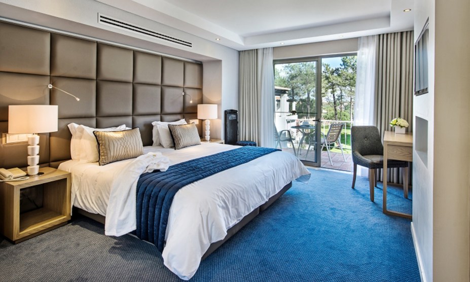 <strong>12. Four Seasons Country Club, <a href="https://viajeaqui.abril.com.br/cidades/portugal-faro/fotos" rel="Faro" target="_blank">Faro</a>, <a href="https://viajeaqui.abril.com.br/paises/portugal/fotos" rel="Portugal" target="_blank">Portugal</a></strong>Na região de Algarve, famosa por suas paradisíacas praias mediterrâneas, este hotel é de fato um clube de campo, com campo de golfe, quadras de squash, piscina e campos de futebol e vôlei.Mês mais barato para se hospedar: Janeiro