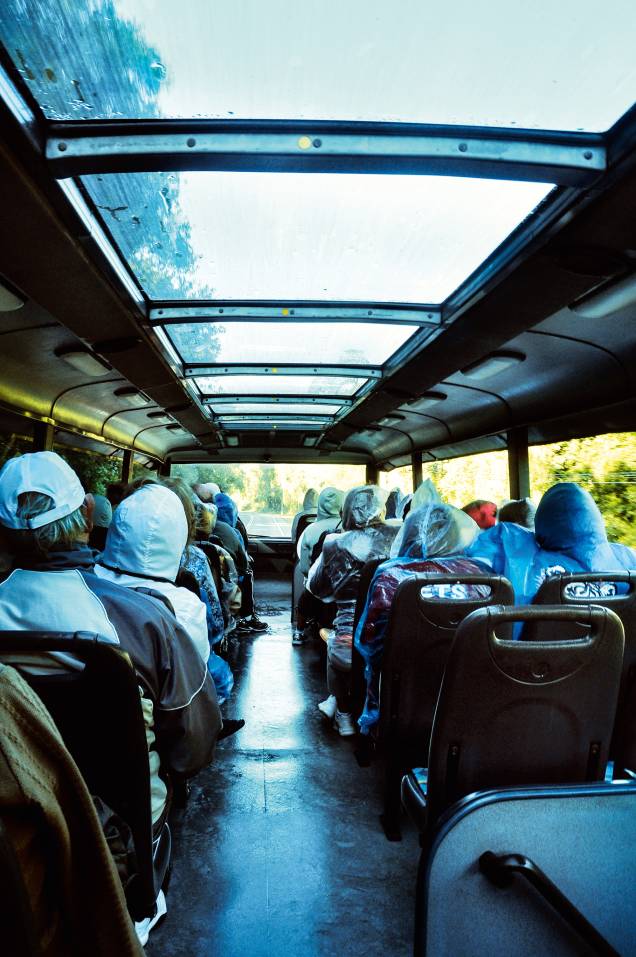 Visitantes a bordo do ônibus do Parque Nacional do Iguaçu
