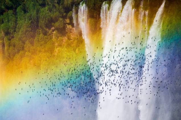 No lado brasileiro das cataratas, as águas formam arco-íris até em noites de lua cheia