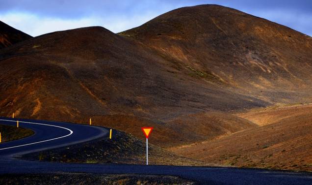 <strong>10. Rota 1, Islândia </strong>A Rota 1, ou Hringvegur, é uma rodovia em formato de anel que circunda a ilha da Islândia. Com 1339 quilômetros, inteliga algumas das principais cidades do país, incluindo a capital Reykjavik. No caminho, ela passa por paisagens lunares, repletas de gêiseres, vulcões, termas e lagos como o de Myvatn
