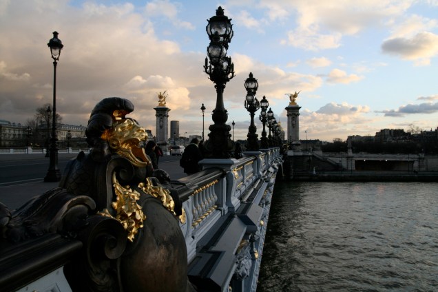 A ornamentadíssima ponte Alexandre III é, combinada com a esplanada dos Invalidés, a mais de Paris