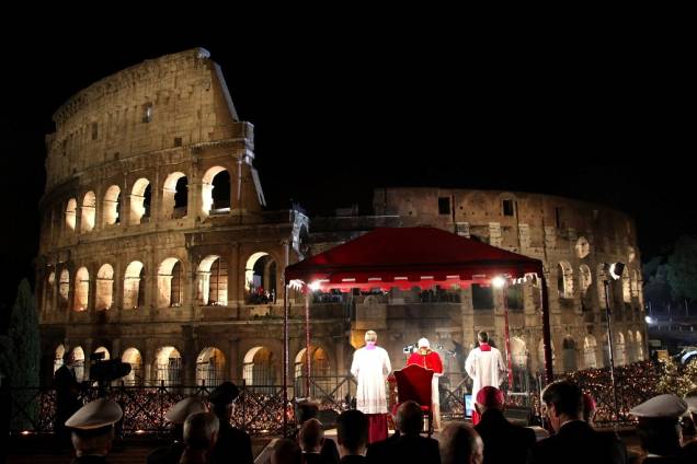 O papa Bento XVI em celebração especial da Semana Santa, no Coliseu de Roma