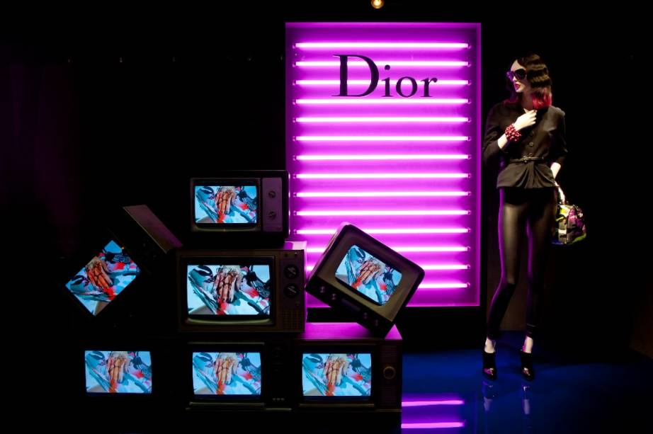 Grandes grifes - como a Dior - costumam fazer lançamentos de produtos em lojas com grande apelo comercial, como as Galeries Lafayette Grandes grifes - como a Dior - costumam fazer lançamentos de produtos em lojas com grande apelo comercial, como as Galeries Lafayette