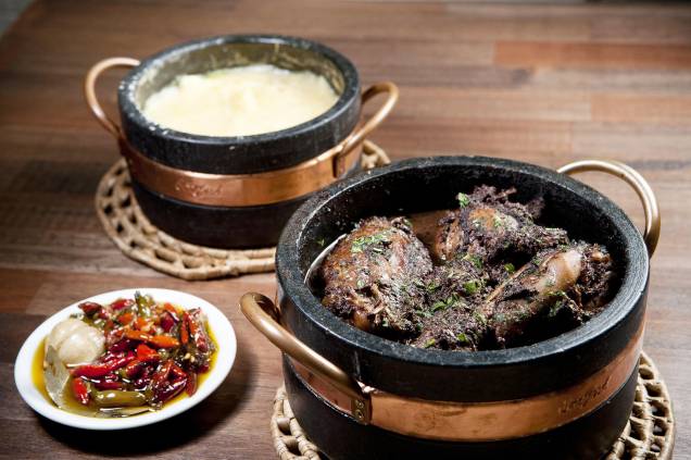<strong>Frango ao molho pardo</strong> Antes de ir à mesa, a ave guisada (ensopada) e em pedaços é acrescida do próprio sangue, colhido no momento do abate e misturado ao vinagre para não coagular. O resultado é um molho escuro - daí o nome do prato. Em <a href="https://viajeaqui.abril.com.br/paises/portugal" target="_blank" rel="noopener">Portugal</a>, de onde a receita foi trazida, se chama "galinha à cabidela", e a técnica de preparo com sangue estende-se a aves como pato, ganso e marreco. Na cozinha mineira, o frango aparece em outras duas receitas tradicionais, com folhas de ora-pro-nóbis e com quiabo. <strong>Quem prepara:</strong> <a href="https://www.restaurantexapuri.com.br/" target="_blank" rel="noopener">Xapuri</a> e <a href="https://donalucinha.com.br/" target="_blank" rel="noopener">Dona Lucinha</a>, <a href="https://viajeaqui.abril.com.br/cidades/br-mg-belo-horizonte" target="_blank" rel="noopener">Belo Horizonte (MG)</a> <strong>Frango ao molho pardo</strong> Antes de ir à mesa, a ave guisada (ensopada) e em pedaços é acrescida do próprio sangue, colhido no momento do abate e misturado ao vinagre para não coagular. O resultado é um molho escuro - daí o nome do prato. Em <a href="https://viajeaqui.abril.com.br/paises/portugal" target="_blank" rel="noopener">Portugal</a>, de onde a receita foi trazida, se chama "galinha à cabidela", e a técnica de preparo com sangue estende-se a aves como pato, ganso e marreco. Na cozinha mineira, o frango aparece em outras duas receitas tradicionais, com folhas de ora-pro-nóbis e com quiabo. <strong>Quem prepara:</strong> <a href="https://www.restaurantexapuri.com.br/" target="_blank" rel="noopener">Xapuri</a> e <a href="https://donalucinha.com.br/" target="_blank" rel="noopener">Dona Lucinha</a>, <a href="https://viajeaqui.abril.com.br/cidades/br-mg-belo-horizonte" target="_blank" rel="noopener">Belo Horizonte (MG)</a>