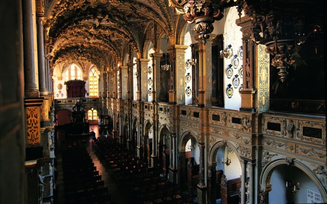 Igreja do Palácio Frederiksborg, em Hillerod, adornada com dezenas de brasões reais e nobiliarquicos.