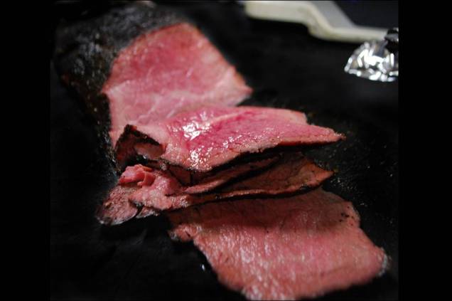 <strong>Bife de Wagyu</strong>Muito já se falou na lendária carne do gado japonês <em>wagyu</em>. Dizem que para se obter o aspecto marmorizado, com preciosos veios de gordura entremeando a carne, é necessário alimentar os boizinhos com cerveja, oferecer-lhe massagens nas costelas e limpar sua pelagem com saquê. A resposta de um criador: ele preferiria beber tudo que dizem que ele usa no gado e já estaria morto se tivesse que massagear todas as cem cabeças de sua criação. Lendas à parte, é uma carne que, grelhada finamente ou em cortes altos, leva os glutões às lágrimas. Porém, nas mãos de um chef inábil vira um bife de cupim. Preparado à perfeição, um <em>steak </em>nos restaurantes brasileiros começa nos R$ 100.Há muitas raças híbridas por aí, de qualidade levemente inferior, mas preços igualmente constrangedores. <strong>Bife de Wagyu</strong>Muito já se falou na lendária carne do gado japonês <em>wagyu</em>. Dizem que para se obter o aspecto marmorizado, com preciosos veios de gordura entremeando a carne, é necessário alimentar os boizinhos com cerveja, oferecer-lhe massagens nas costelas e limpar sua pelagem com saquê. A resposta de um criador: ele preferiria beber tudo que dizem que ele usa no gado e já estaria morto se tivesse que massagear todas as cem cabeças de sua criação. Lendas à parte, é uma carne que, grelhada finamente ou em cortes altos, leva os glutões às lágrimas. Porém, nas mãos de um chef inábil vira um bife de cupim. Preparado à perfeição, um <em>steak </em>nos restaurantes brasileiros começa nos R$ 100.Há muitas raças híbridas por aí, de qualidade levemente inferior, mas preços igualmente constrangedores.