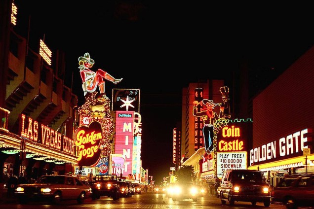 Ladeado pelos cassinos mais famosos de Vegas, a Fremont Street, em Downtown Vegas, é passagem quase obrigatória no caminho das principais atrações do lugar.
