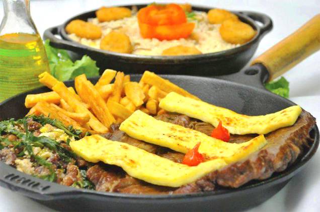 <strong><a href="https://viajeaqui.abril.com.br/estabelecimentos/br-ma-sao-luis-restaurante-feijao-de-corda" rel="Restaurante Feijão de Corda" target="_blank">Restaurante Feijão de Corda</a>, <a href="https://viajeaqui.abril.com.br/cidades/br-ma-sao-luis" rel="São Luís" target="_self">São Luís</a>, <a href="https://viajeaqui.abril.com.br/estados/br-maranhao" rel="Maranhão" target="_self">Maranhão</a></strong> Entre os restaurantes mais conhecidos de São Luís, o Feijão de Corda destaca-se com receitas típicas maranhenses. O salão climatizado oferece uma visão privilegiada da Praia do Calhau para os visitantes. O prato mais marcante da casa é a <strong>Frigideira Nordestina</strong>, com carne de sol de filé-mignon, queijo coalho, feijão tropeiro e risoto de carne seca. Outras opções saborosas são o carneiro ao leite de coco e a peixada maranhense <em><a href="https://www.booking.com/city/br/sao-luis.pt-br.html?aid=332455&label=viagemabril-restaurantes-no-nordeste" rel="Veja preços de hotéis em São Luís no Booking.com" target="_blank">Veja preços de hotéis em São Luís no Booking.com</a></em> <strong><a href="https://viajeaqui.abril.com.br/estabelecimentos/br-ma-sao-luis-restaurante-feijao-de-corda" rel="Restaurante Feijão de Corda" target="_blank">Restaurante Feijão de Corda</a>, <a href="https://viajeaqui.abril.com.br/cidades/br-ma-sao-luis" rel="São Luís" target="_self">São Luís</a>, <a href="https://viajeaqui.abril.com.br/estados/br-maranhao" rel="Maranhão" target="_self">Maranhão</a></strong> Entre os restaurantes mais conhecidos de São Luís, o Feijão de Corda destaca-se com receitas típicas maranhenses. O salão climatizado oferece uma visão privilegiada da Praia do Calhau para os visitantes. O prato mais marcante da casa é a <strong>Frigideira Nordestina</strong>, com carne de sol de filé-mignon, queijo coalho, feijão tropeiro e risoto de carne seca. Outras opções saborosas são o carneiro ao leite de coco e a peixada maranhense <em><a href="https://www.booking.com/city/br/sao-luis.pt-br.html?aid=332455&label=viagemabril-restaurantes-no-nordeste" rel="Veja preços de hotéis em São Luís no Booking.com" target="_blank">Veja preços de hotéis em São Luís no Booking.com</a></em>