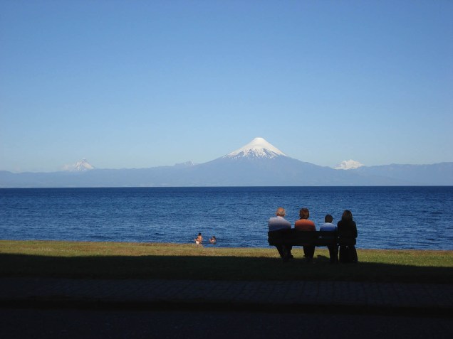 Vista do lago Llanquihue e do vulcão Osorno a partir de Frutillar, na região dos lagos andinos