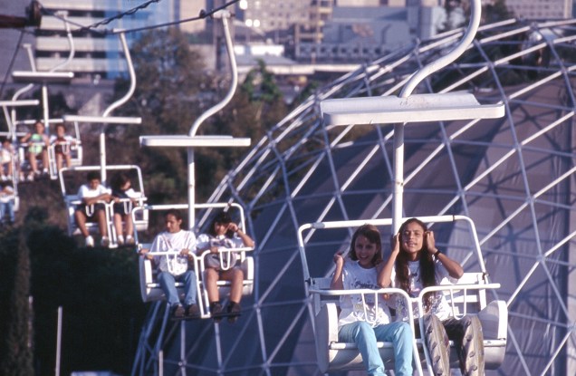 Teleférico, no Playcenter, em São Paulo (1995): cada carrinho levava uma dupla de crianças para cruzar o parque. As mais levadas cuspiam para ver se acertavam  alguém