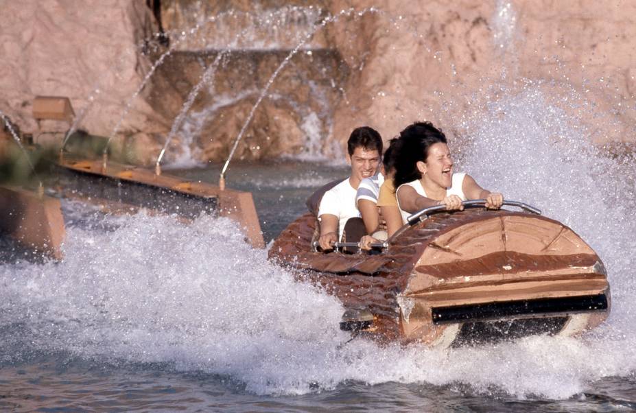 Montanha Encantada, no Playcenter, São Paulo (1981): a atração terminava com uma descida e um banho