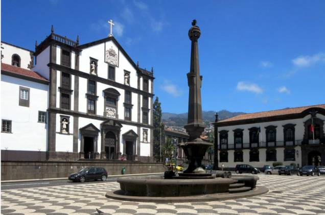 A Madeira está a mil quilômetros de distância de Lisboa, na mesma latitude do Marrocos. Por isso sua natureza de características subtropicais, com formas, cores, cheiros e sabores mais africanos - ou até brasileiros - que europeus A Madeira está a mil quilômetros de distância de Lisboa, na mesma latitude do Marrocos. Por isso sua natureza de características subtropicais, com formas, cores, cheiros e sabores mais africanos - ou até brasileiros - que europeus