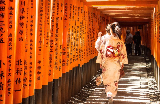 <strong>Fushimi Inari Taisha </strong> Uma das visões mais icônicas da cidade – popularizada pela cena do filme “Memórias de uma Geisha” - é o túnel formado pelos tradicionais portões vermelhos (chamados torii), que guiam seus visitantes por uma rota de peregrinação de aproximadamente 2 horas por uma montanha. Cada um dos torii foi doado por donos de negócios, que pedem bênçãos ao kami (divindade) Inari, que dá nome à montanha e que é o deus do arroz (que na cultura japonesa significa riqueza material).