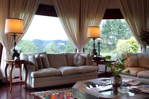 Lustres, porcelanas e tapetes persas compõem a decoração luxuosa da pousada Chateau La Villette, em Campos do Jordão