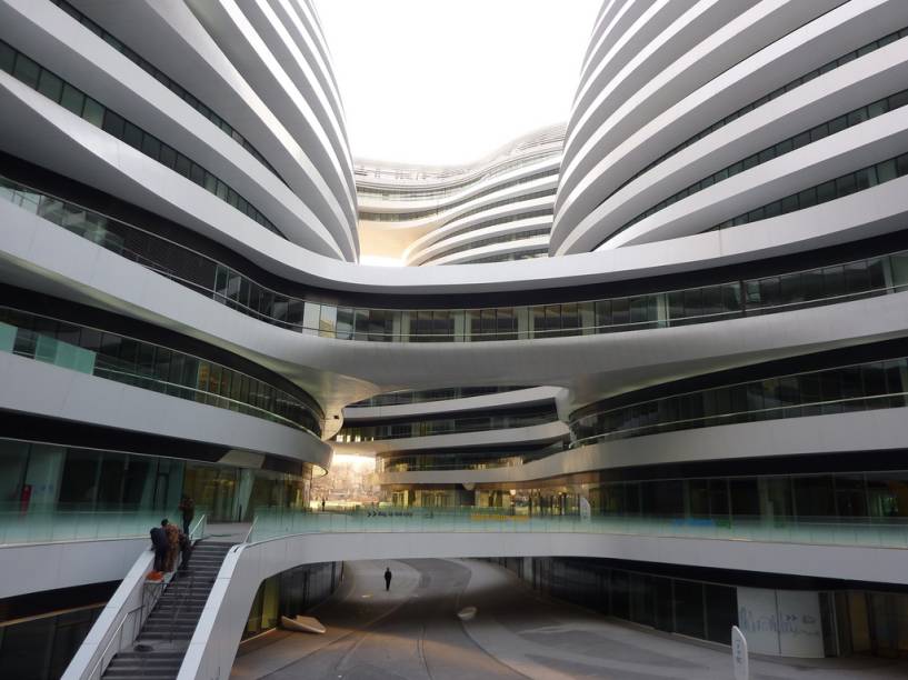 <strong>Galaxy Soho, Pequim, China</strong> Na concepção da premiada Zaha Hadid, os fluidos espaços internos do complexo de escritórios e lojas Galaxy Soho são uma remissão aos clássicos pátios das casas de <a href="https://viajeaqui.abril.com.br/cidades/china-pequim-beijing" rel="Pequim">Pequim</a>. Sem esquinas e terminações abruptas, suas linhas sinuosas criam uma atmosfera etérea <strong>Galaxy Soho, Pequim, China</strong> Na concepção da premiada Zaha Hadid, os fluidos espaços internos do complexo de escritórios e lojas Galaxy Soho são uma remissão aos clássicos pátios das casas de <a href="https://viajeaqui.abril.com.br/cidades/china-pequim-beijing" rel="Pequim">Pequim</a>. Sem esquinas e terminações abruptas, suas linhas sinuosas criam uma atmosfera etérea