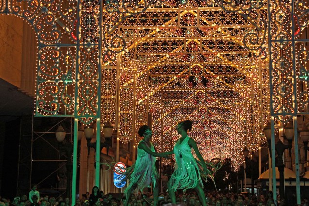 Galeria de Luz, na Rua XV de Novembro, tem mais de 50 mil lâmpadas e apresentações de Natal