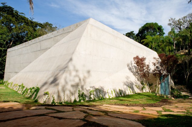A arquitetura moderna chama a atenção na Galeria Lygia Pape, em Inhotim.