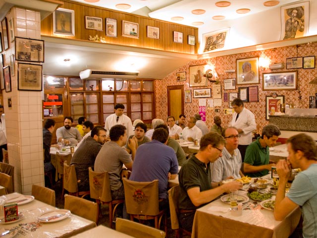 <a href="http://viajeaqui.abril.com.br/estabelecimentos/br-rj-rio-de-janeiro-restaurante-nova-capela" rel="Nova Capela, Rio de Janeiro:" target="_blank"><strong>Nova Capela, Rio de Janeiro:</strong></a>Chope gelado e cabrito com alho frito e arroz de brócolis embalam as madrugadas da Lapa, no Nova Capela.