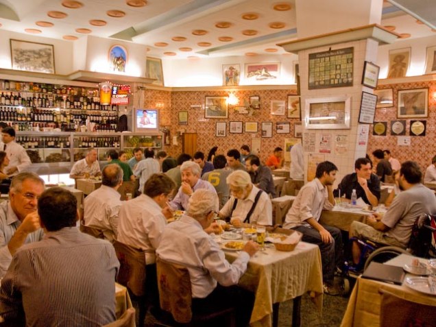 O bar Nova Capela, no Rio de Janeiro, é o ícone do bairro da Lapa e point de boêmios