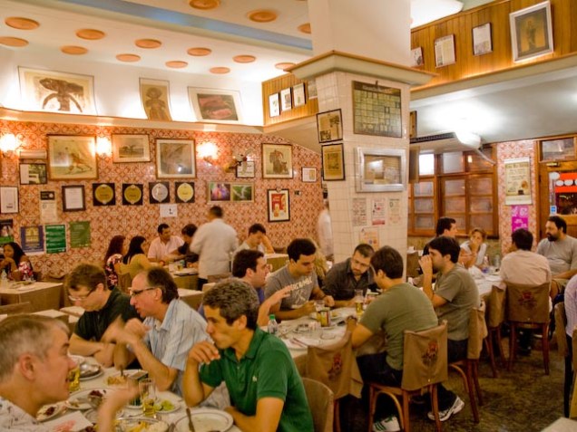 Entre as receitas mais famosas do bar Nova Capela, no Rio de Janeiro, está o cabrito com alho frito e arroz de brócolis