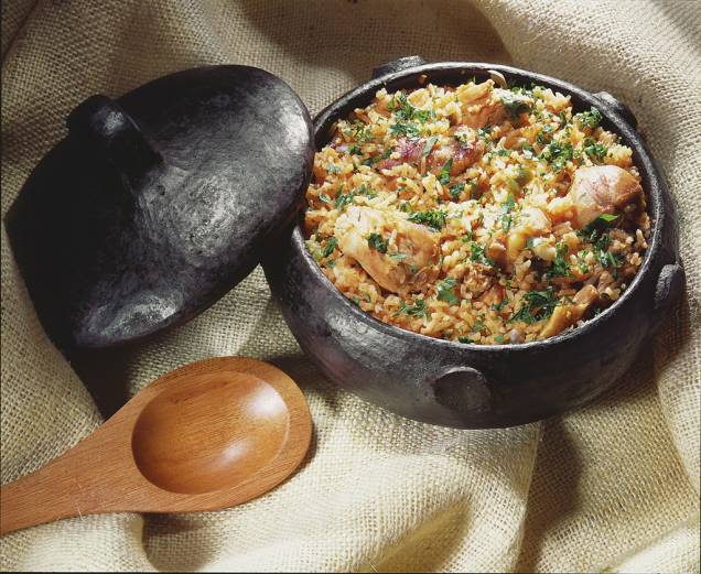 <strong>Galinhada</strong> Servida, geralmente, em eventos especiais, é um arroz reforçado com pedaços de frango caipira. A mistura costuma ser refogada com pequi e cúrcuma e, por isso, ganha coloração alaranjada. <strong>Galinhada</strong> Servida, geralmente, em eventos especiais, é um arroz reforçado com pedaços de frango caipira. A mistura costuma ser refogada com pequi e cúrcuma e, por isso, ganha coloração alaranjada.