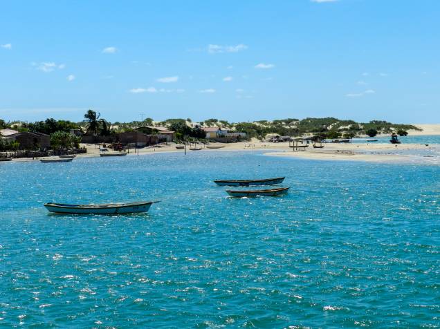 <strong>Galinhos (RN) </strong> As praias tranquilas de águas mornas e transparentes da península de Galinhos são mais facilmente acessíveis de barco, partindo de Pratagil, que já torna o passeio mais romântico desde o começo. Chove muito raramente na região, o clima é bom e faz sol praticamente o ano inteiro! Com apenas duas praias (uma com ondas e outra mais calma), Galinhos é uma vila de pescadores com pouco mais de 3 mil habitantes. Apesar de pequena, possui estrutura de turismo suficiente para receber casais com conforto básico e fornecer equipamentos para passeios de caiaque e prática de windsurf. O melhor jeito de percorrer a península é de burro-taxi, charrete puxada por burros que leva visitantes sem poluir o meio ambiente. <a href="https://www.booking.com/searchresults.pt-br.html?aid=332455&lang=pt-br&sid=14fcbdfa23db223e04a3ec34ecada6b2&sb=1&src=searchresults&src_elem=sb&error_url=https%3A%2F%2Fwww.booking.com%2Fsearchresults.pt-br.html%3Faid%3D332455%3Bsid%3D14fcbdfa23db223e04a3ec34ecada6b2%3Bcity%3D-649321%3Bclass_interval%3D1%3Bdest_id%3D900051096%3Bdest_type%3Dcity%3Bdtdisc%3D0%3Bgroup_adults%3D2%3Bgroup_children%3D0%3Bhighlighted_hotels%3D1992782%3Binac%3D0%3Bindex_postcard%3D0%3Blabel_click%3Dundef%3Bno_rooms%3D1%3Boffset%3D0%3Bpostcard%3D0%3Braw_dest_type%3Dhotel%3Broom1%3DA%252CA%3Bsb_price_type%3Dtotal%3Bsearch_selected%3D1%3Bsrc%3Dsearchresults%3Bsrc_elem%3Dsb%3Bss%3DLe%2520R%25C3%25AAve%2520Pousada%252C%2520Guaramiranga%252C%2520Cear%25C3%25A1%252C%2520Brasil%3Bss_all%3D0%3Bss_raw%3DLe%2520R%25C3%25AAve%2520guaramiranga%3Bssb%3Dempty%3Bsshis%3D0%3Bssne_untouched%3DJericoacoara%26%3B&ss=Galinhos%2C+Rio+Grande+do+Norte%2C+Brasil&ssne=Guaramiranga&ssne_untouched=Guaramiranga&city=900051096&checkin_monthday=&checkin_month=&checkin_year=&checkout_monthday=&checkout_month=&checkout_year=&no_rooms=1&group_adults=2&group_children=0&highlighted_hotels=&from_sf=1&ss_raw=Galinhos&ac_position=0&ac_langcode=xb&dest_id=-644296&dest_type=city&search_pageview_id=77b495af7ed40195&search_selected=true&search_pageview_id=77b495af7ed40195&ac_suggestion_list_length=5&ac_suggestion_theme_list_length=0&track_hp_back_button=1#hotel_337727-back" target="_blank" rel="noopener"><em>Busque hospedagens em Galinhos</em></a> <strong>Galinhos (RN) </strong> As praias tranquilas de águas mornas e transparentes da península de Galinhos são mais facilmente acessíveis de barco, partindo de Pratagil, que já torna o passeio mais romântico desde o começo. Chove muito raramente na região, o clima é bom e faz sol praticamente o ano inteiro! Com apenas duas praias (uma com ondas e outra mais calma), Galinhos é uma vila de pescadores com pouco mais de 3 mil habitantes. Apesar de pequena, possui estrutura de turismo suficiente para receber casais com conforto básico e fornecer equipamentos para passeios de caiaque e prática de windsurf. O melhor jeito de percorrer a península é de burro-taxi, charrete puxada por burros que leva visitantes sem poluir o meio ambiente. <a href="https://www.booking.com/searchresults.pt-br.html?aid=332455&lang=pt-br&sid=14fcbdfa23db223e04a3ec34ecada6b2&sb=1&src=searchresults&src_elem=sb&error_url=https%3A%2F%2Fwww.booking.com%2Fsearchresults.pt-br.html%3Faid%3D332455%3Bsid%3D14fcbdfa23db223e04a3ec34ecada6b2%3Bcity%3D-649321%3Bclass_interval%3D1%3Bdest_id%3D900051096%3Bdest_type%3Dcity%3Bdtdisc%3D0%3Bgroup_adults%3D2%3Bgroup_children%3D0%3Bhighlighted_hotels%3D1992782%3Binac%3D0%3Bindex_postcard%3D0%3Blabel_click%3Dundef%3Bno_rooms%3D1%3Boffset%3D0%3Bpostcard%3D0%3Braw_dest_type%3Dhotel%3Broom1%3DA%252CA%3Bsb_price_type%3Dtotal%3Bsearch_selected%3D1%3Bsrc%3Dsearchresults%3Bsrc_elem%3Dsb%3Bss%3DLe%2520R%25C3%25AAve%2520Pousada%252C%2520Guaramiranga%252C%2520Cear%25C3%25A1%252C%2520Brasil%3Bss_all%3D0%3Bss_raw%3DLe%2520R%25C3%25AAve%2520guaramiranga%3Bssb%3Dempty%3Bsshis%3D0%3Bssne_untouched%3DJericoacoara%26%3B&ss=Galinhos%2C+Rio+Grande+do+Norte%2C+Brasil&ssne=Guaramiranga&ssne_untouched=Guaramiranga&city=900051096&checkin_monthday=&checkin_month=&checkin_year=&checkout_monthday=&checkout_month=&checkout_year=&no_rooms=1&group_adults=2&group_children=0&highlighted_hotels=&from_sf=1&ss_raw=Galinhos&ac_position=0&ac_langcode=xb&dest_id=-644296&dest_type=city&search_pageview_id=77b495af7ed40195&search_selected=true&search_pageview_id=77b495af7ed40195&ac_suggestion_list_length=5&ac_suggestion_theme_list_length=0&track_hp_back_button=1#hotel_337727-back" target="_blank" rel="noopener"><em>Busque hospedagens em Galinhos</em></a>