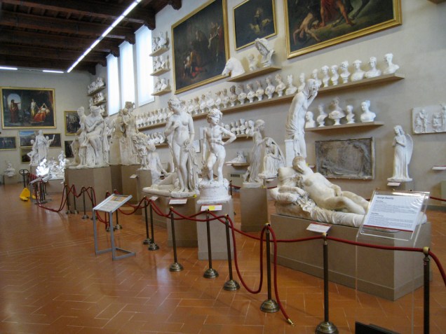Exposição de estátuas em mármore na Galleria dellAccademia, em Florença, Itália