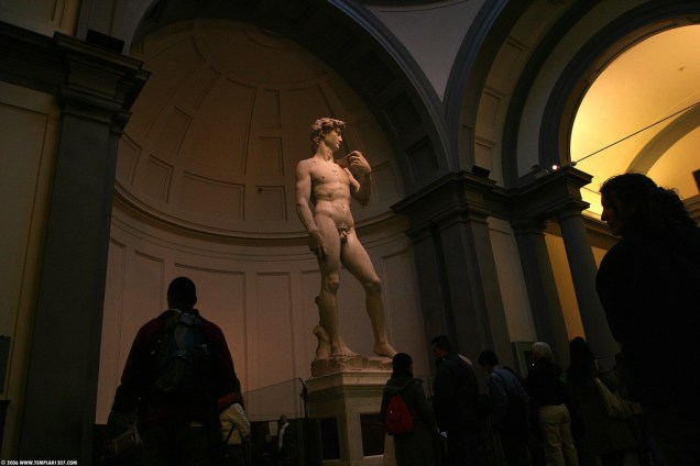 Davi, de Michelangelo, é a principal atração da Galleria dellAccademia; a estátua foi apresentada por Michelângelo ao público em 8 de setembro de 1501, quando foi exposta na praça em frente ao Palazzo della Signoria, em Florença, ItáliaO museu fica na Via Ricasoli, 60, em <a href="https://viajeaqui.abril.com.br/cidades/italia-florenca-firenze" rel="Florença" target="_blank">Florença</a>, Itália, e abre de terça a domingo, das 8h15 às 18h50. <a href="https://viajeaqui.abril.com.br/estabelecimentos/italia-florenca-firenze-atracao-galleria-dell-accademia" rel="Saiba mais" target="_blank">Saiba mais</a>