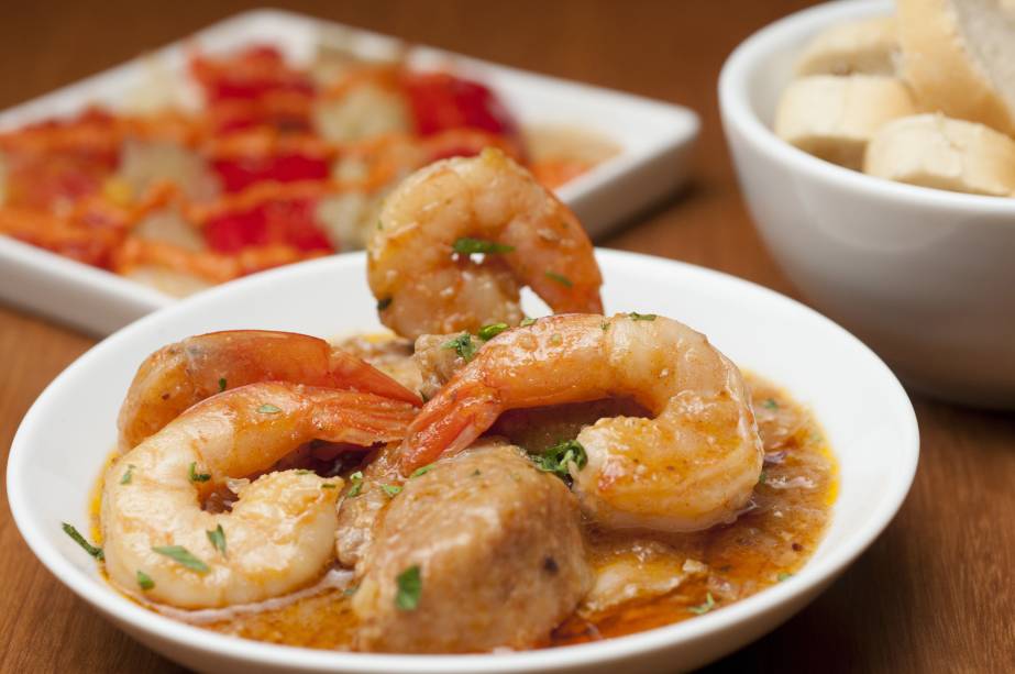 <a href="https://viajeaqui.abril.com.br/estabelecimentos/br-rj-rio-de-janeiro-restaurante-entretapas" rel="Entretapas" target="_blank"><strong>Entretapas</strong></a> Gambas al Ajillo (camarões salteados em azeite espanhol, alho e pimenta) do Entretapas acompanham muito bem a sangria ou as cervejas ibéricas da casa. <a href="https://viajeaqui.abril.com.br/estabelecimentos/br-rj-rio-de-janeiro-restaurante-entretapas" rel="Entretapas" target="_blank"><strong>Entretapas</strong></a> Gambas al Ajillo (camarões salteados em azeite espanhol, alho e pimenta) do Entretapas acompanham muito bem a sangria ou as cervejas ibéricas da casa.